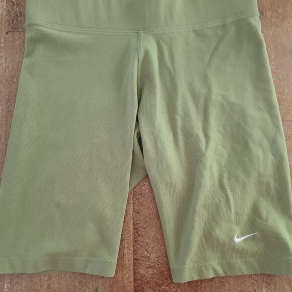 Nike Sportswear Classic Women's High-Waisted 8" Biker Shorts - Picture 2 of 3